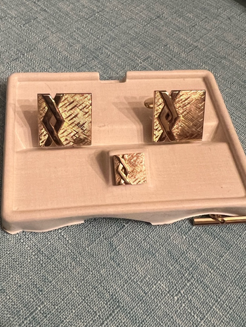 New gold tone square cuff links and tack set